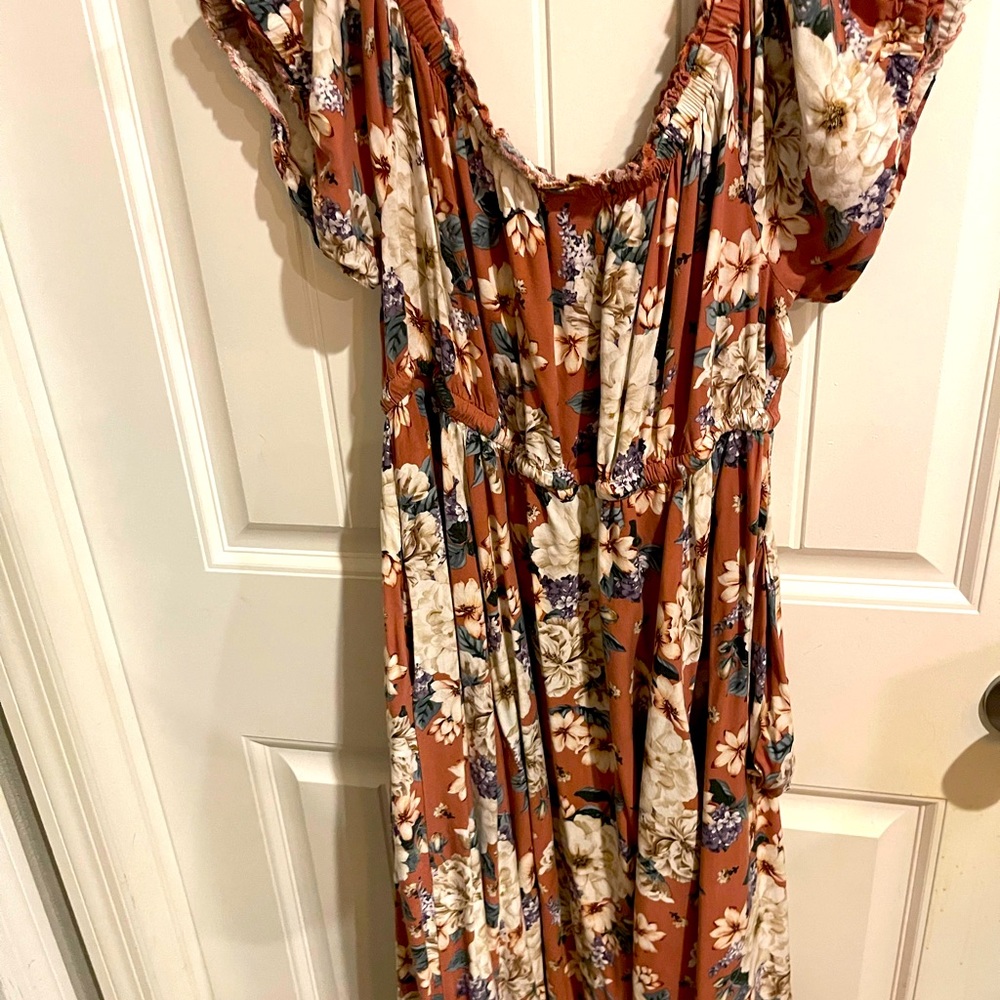 MIDI length torrid dress with pockets. It has a tie waist.